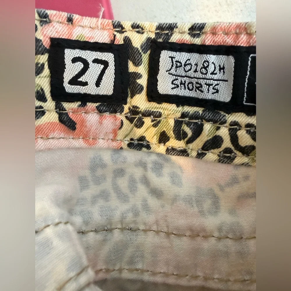 Miss Me‎ low-rise hibiscus floral leopard print fray denim shorts